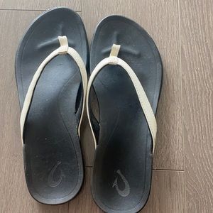 Olukai size 9 women flip flops